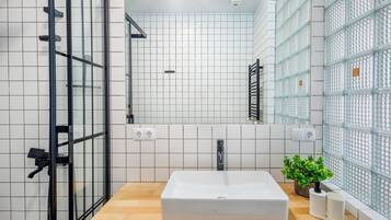 Apartment, Balcony, City View | Bathroom