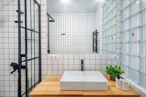 Apartment, Balkon, Stadtblick | Badezimmer