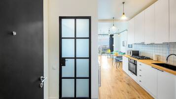 公寓, 陽台, 城市景觀 | 私人廚房 | 電熱水壺、餐桌