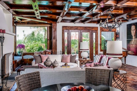 ๋น๋ผ | 3 ๊ฐ์ ์นจ์ค, ์ธํฐ๋ท