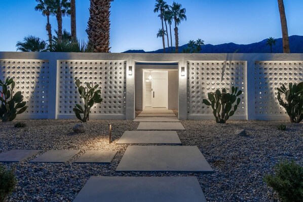 4 bedrooms, Internet - Bauhaus Estate in Palm Springs (Palm Springs)