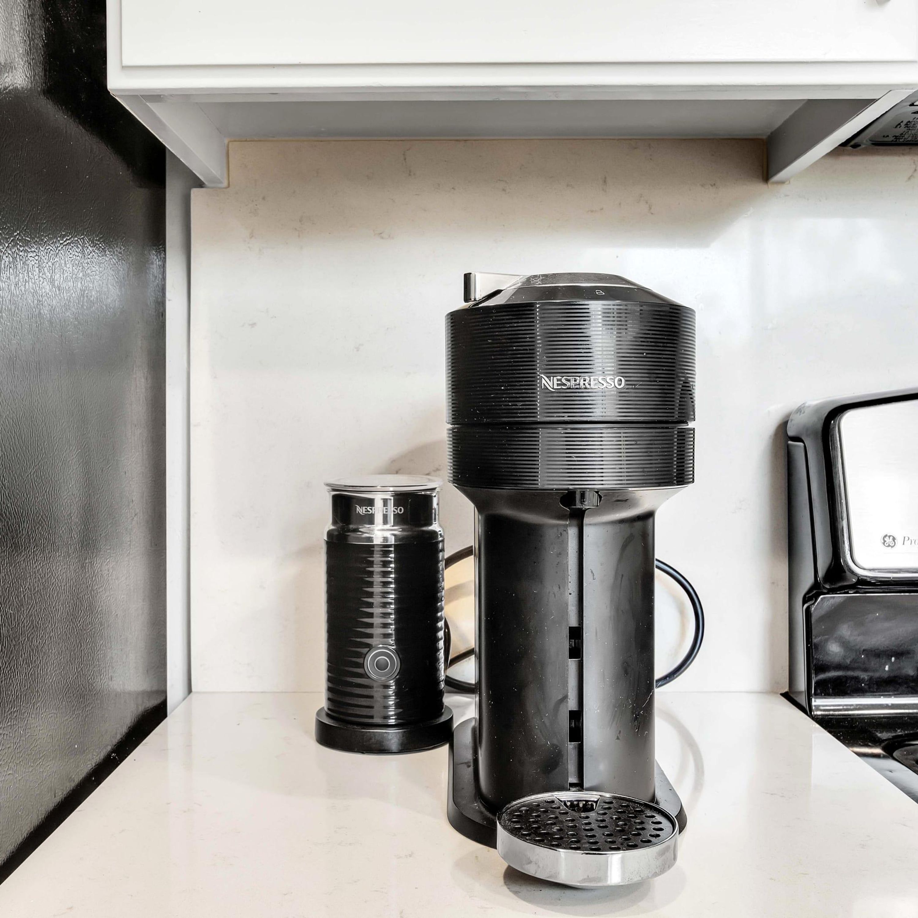 Eine Nespresso-Kaffeemaschine steht auf einer Küchenarbeitsplatte.