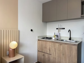 Appartement (205) | Cuisine privée | Réfrigérateur, four à micro-ondes, bouilloire électrique, mélangeur