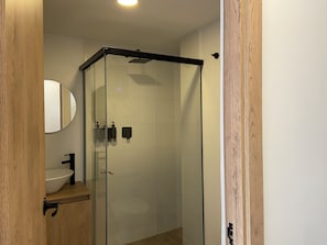 Appartement (205) | Salle de bain | Douche, séchoir à cheveux, serviettes fournies, savon