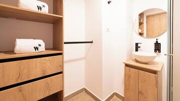 Appartement (203) | Badkamer | Een douche, een haardroger, handdoeken, zeep