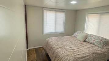 1 habitación, tabla de planchar con plancha, wifi gratis y ropa de cama