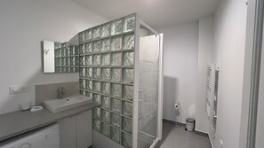 Dusj, håndklær, såpe og toalettpapir