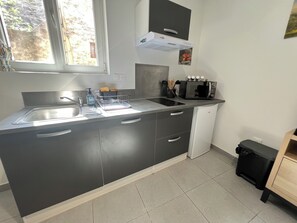 Kjøleskap, mikrobølgeovn, ovn og kokeplater