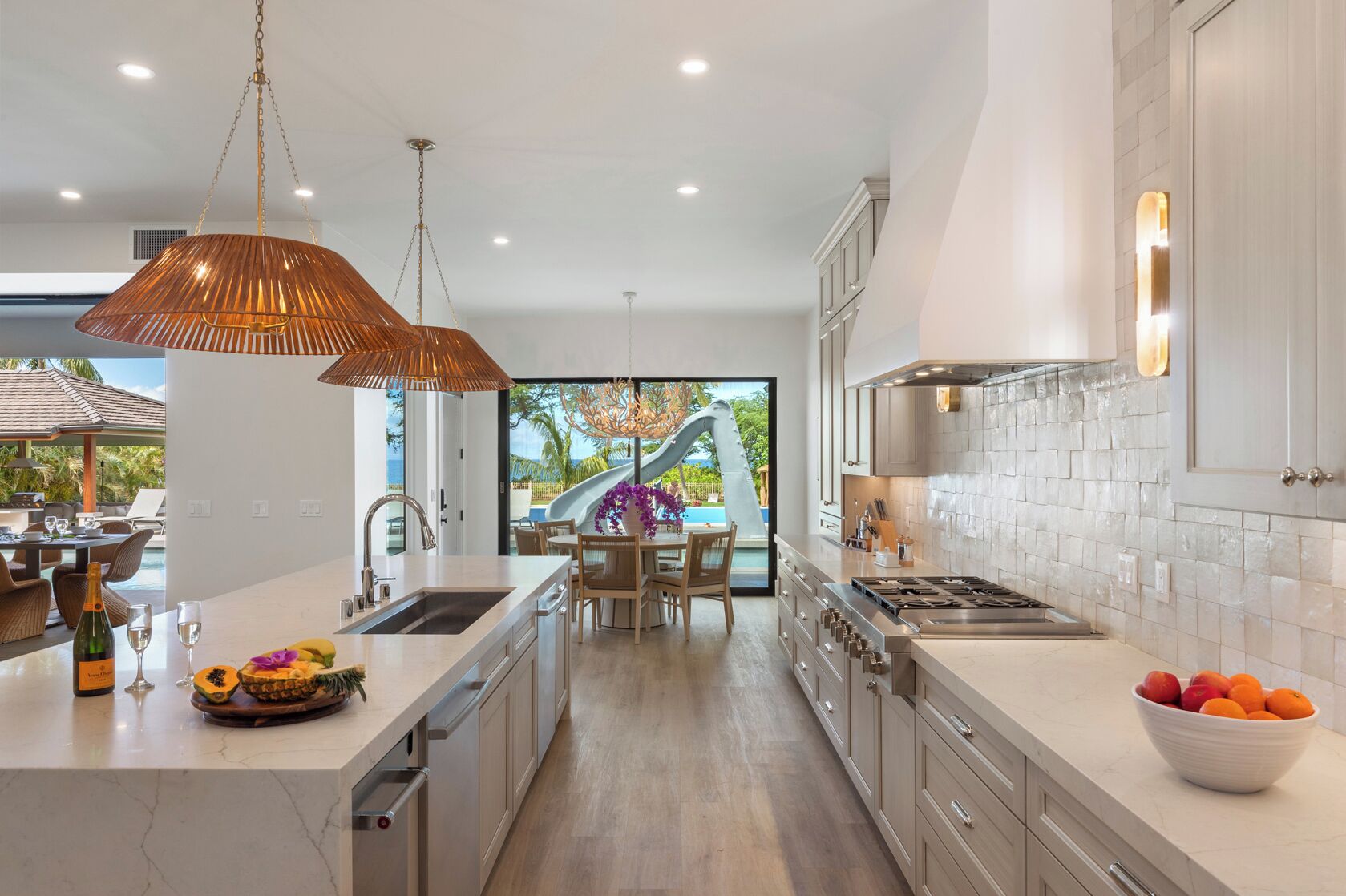 冷蔵庫、電子レンジ、オーブン、コンロ