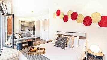 Deluxe Studio Apartment with Queen Bed | Ropa de cama hipoalergénica, caja fuerte, decoración individual