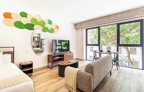 Deluxe Studio Apartment with Queen Bed | Area keluarga | Smart TV 50-cm dengan saluran TV digital