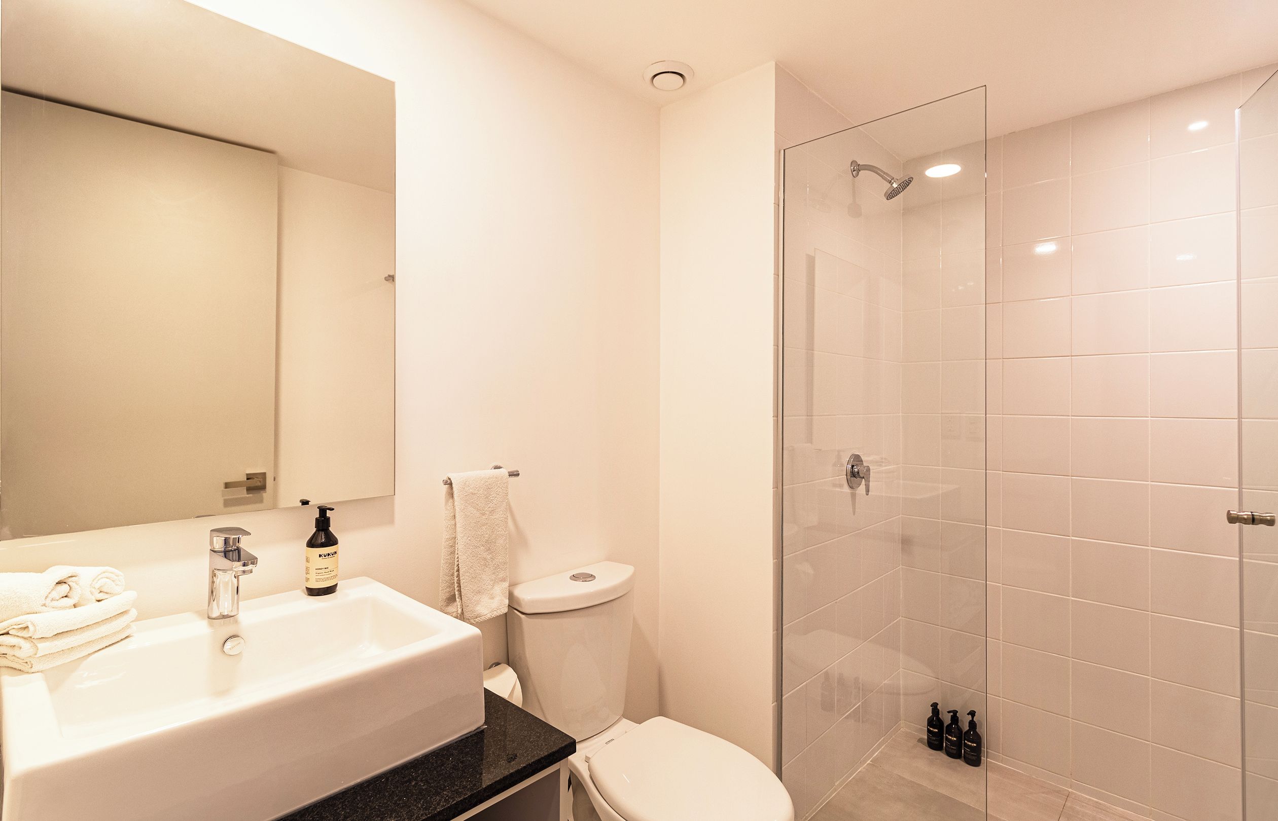 Deluxe Studio Apartment with Queen Bed | Bathroom | Shower, designer toiletries, hair dryer, towels