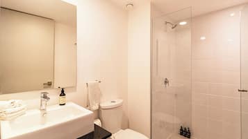 Deluxe Studio Apartment with Queen Bed | Bathroom | Shower, designer toiletries, hair dryer, towels