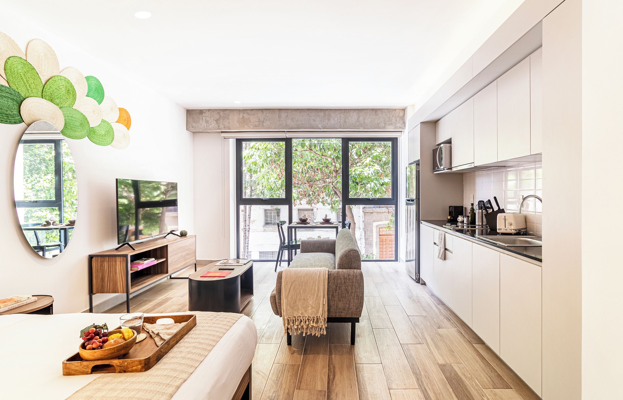 Una cocina moderna con comedor, ventanas amplias y vistas al exterior.