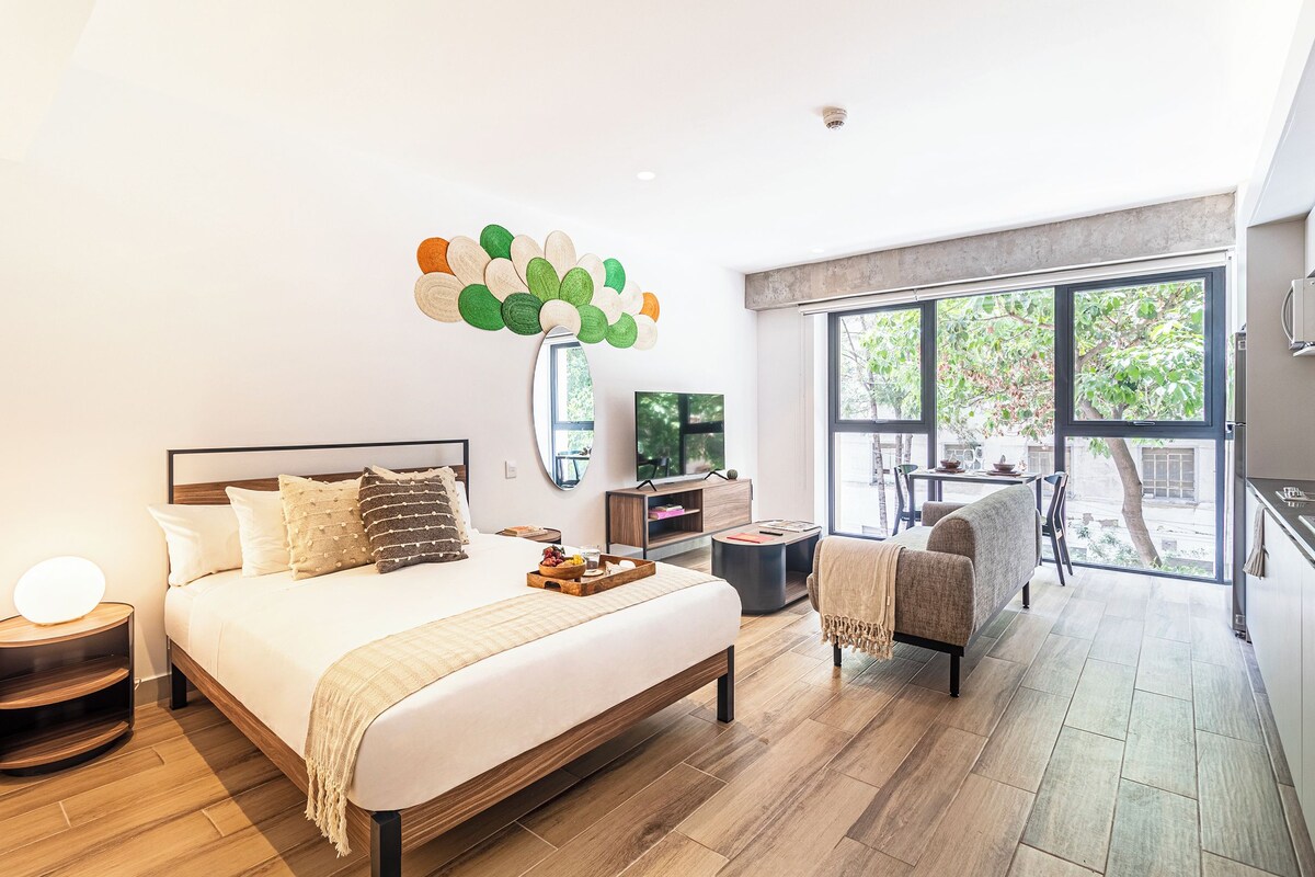 Deluxe Studio Apartment with Queen Bed | Seprai antialergi, brankas, dan ruang kerja ramah laptop