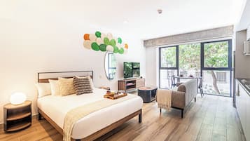 Deluxe Studio Apartment with Queen Bed | Hypo-allergenic bedding, in-room safe, laptop workspace