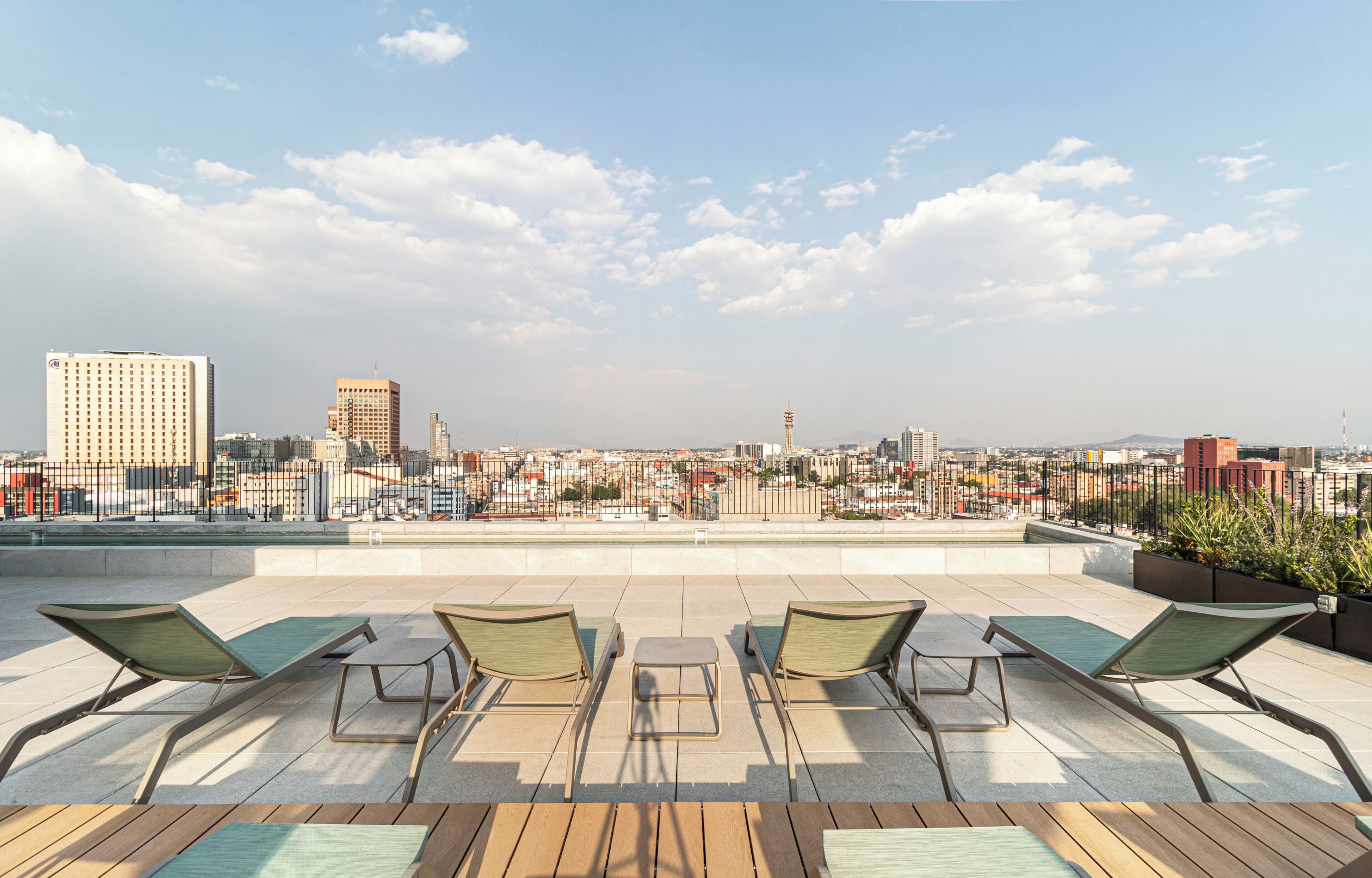 Una piscina al aire libre, sombrillas, tumbonas