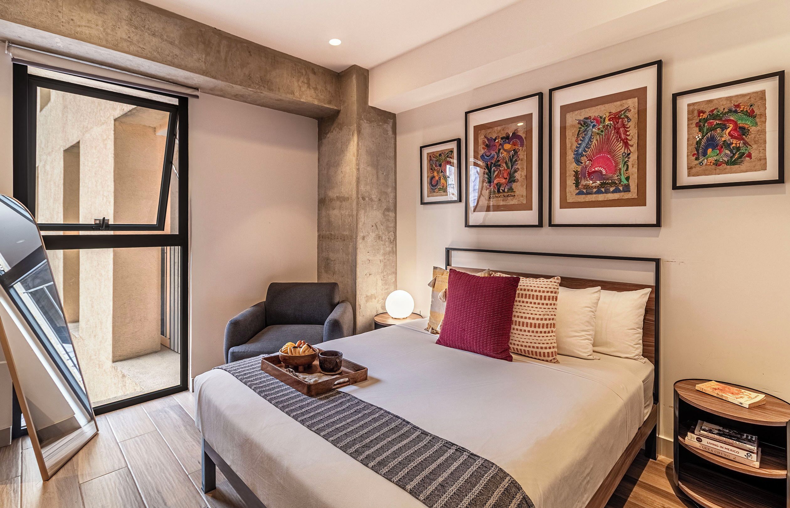 Ropa de cama hipoalergénica y caja de seguridad en la habitación 