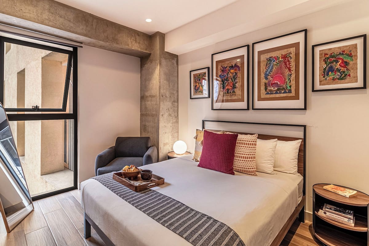 Ropa de cama hipoalergénica y caja de seguridad en la habitación