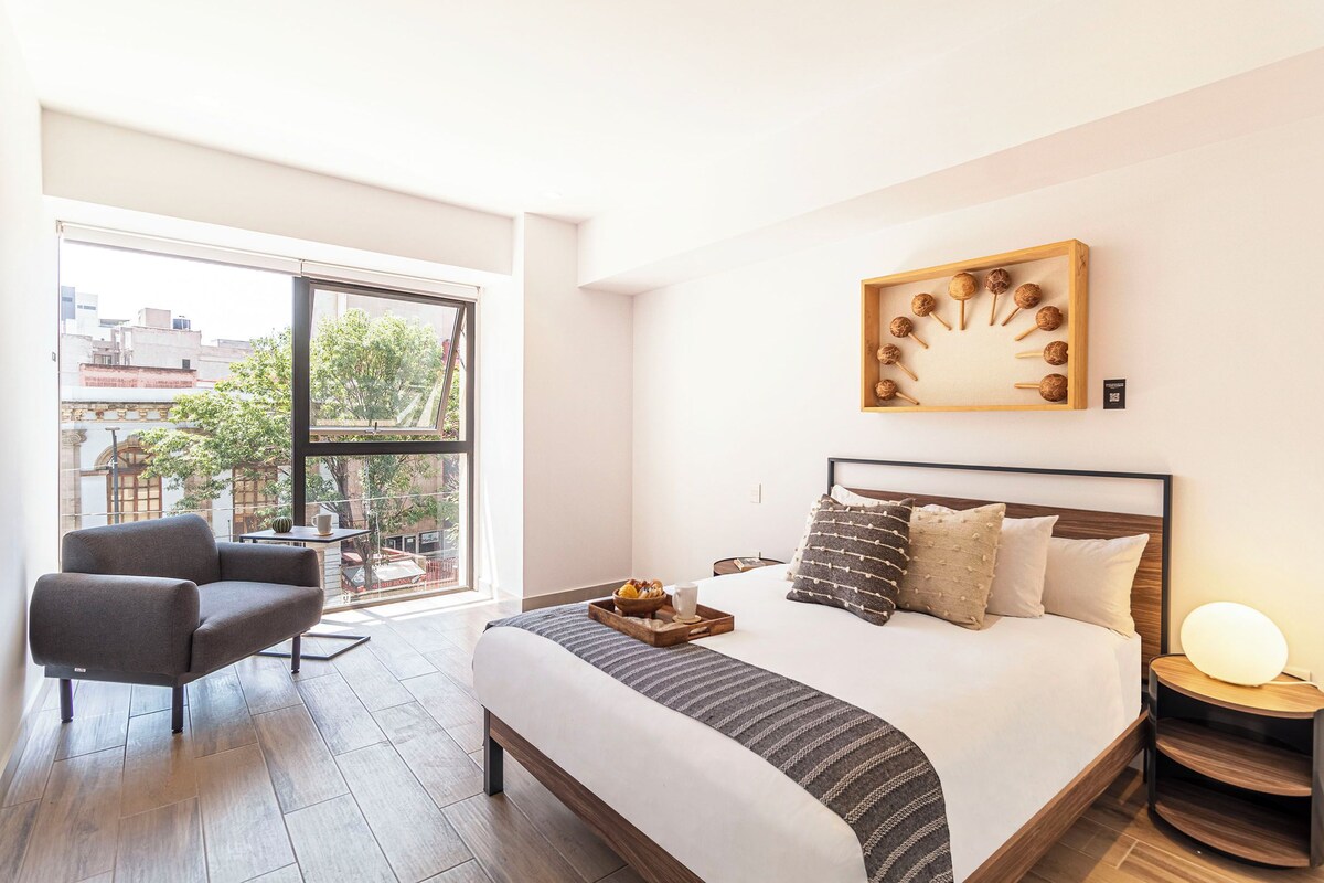 One Bedroom Deluxe Apartment | Seprai antialergi, brankas, dan ruang kerja ramah laptop