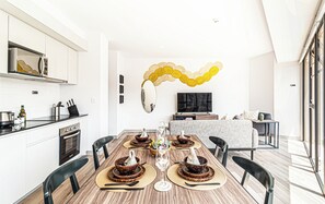 Two Bedroom Superior Apartment | Cozinha privada | Geladeira, micro-ondas, cooktop, cafeteira/chaleira
