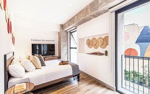 Deluxe Studio Apartment with Queen Bed | Allergivenligt sengetøj, pengeskab på værelset, individuelt design