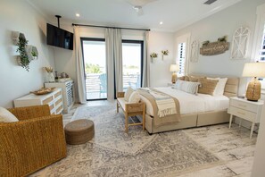 3 habitaciones, escritorio y tabla de planchar con plancha