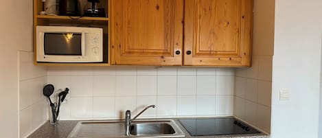 Een koelkast, een microgolfoven, een vaatwasser