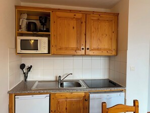 Fridge, microwave, dishwasher, cookware/dishes/utensils - travelski home classic - La Fontaine du Roi (St. Jean d'Arves)