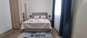 1 camera, una scrivania, Wi-Fi