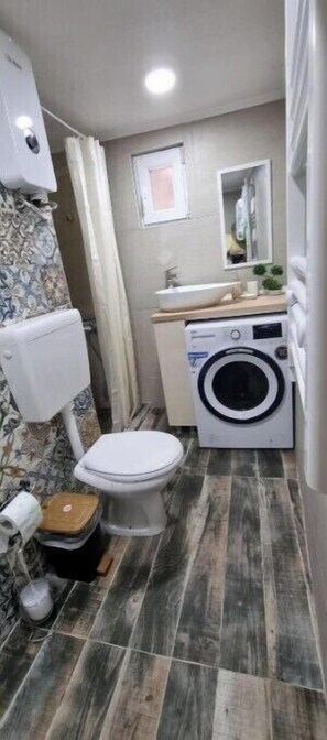 Douche, articles de toilette gratuits, sèche-cheveux