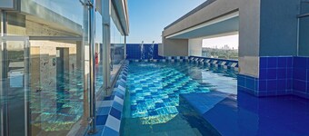Luxury Airport Penthouse - 3 BD 2 BA Suite + Rooftop Pool