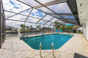 A heated pool - Waterfront Villa: Canal, Dock, Dog Friendly, Heated Pool (Cape Coral)
