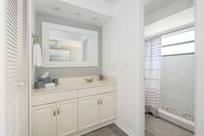 Shower, hair dryer, towels, shampoo - Waterfront Villa: Canal, Dock, Dog Friendly, Heated Pool (Cape Coral)
