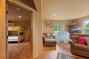 3 chambres, bureau, fer et planche à repasser, lit de bébé portatif
