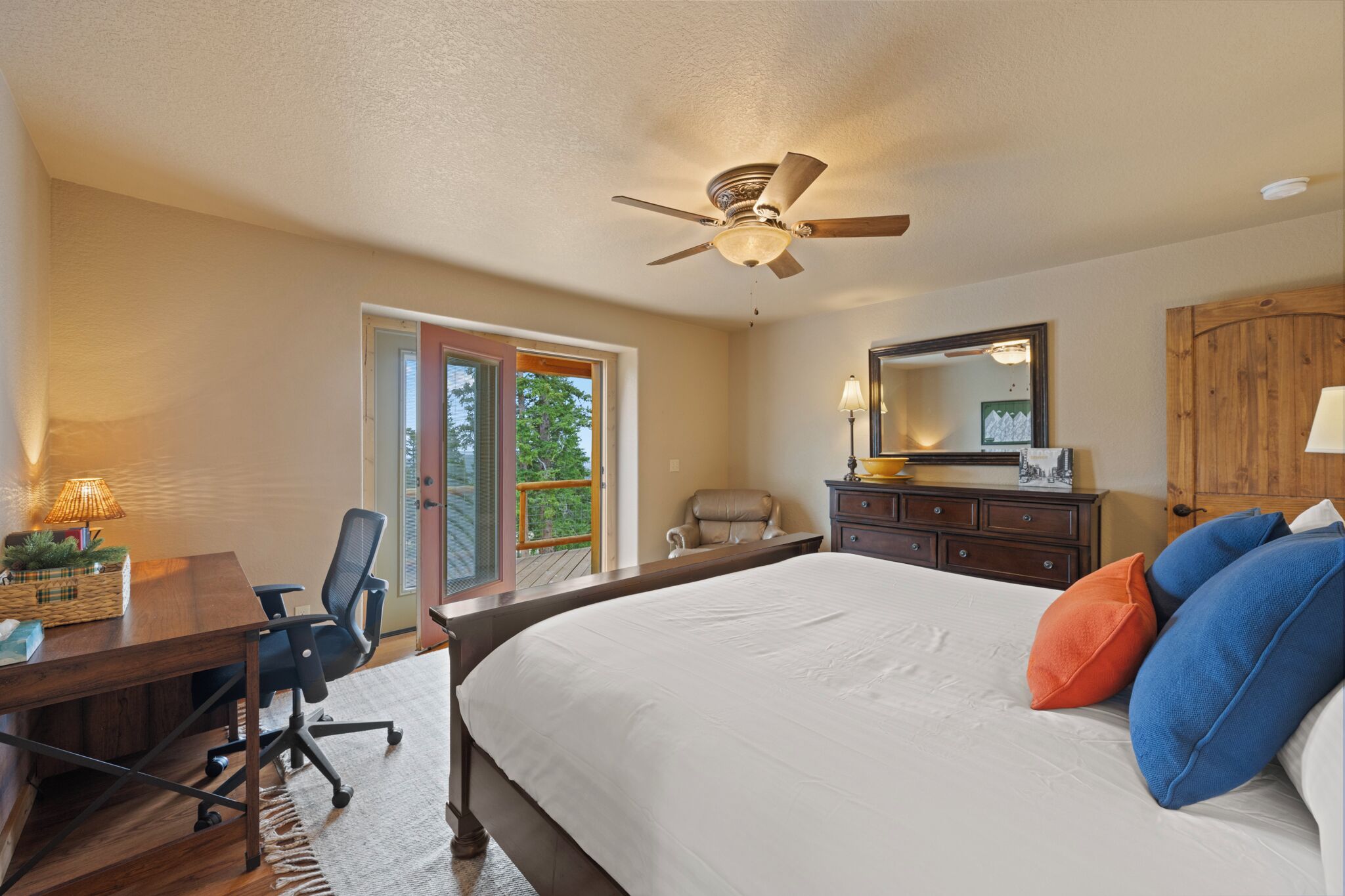 3 quartos, escrivaninha, ferros/tábuas de passar roupa, berço de viagem