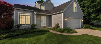 Minutes to ND-Sleeps 10+, Family+Pet-Friendly, Early Check-In, Big Yard & Clean!