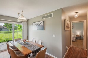 Dining - Minutes to ND-Sleeps 10+, Family+Pet-Friendly, Early Check-In, Big Yard & Clean! (Granger)