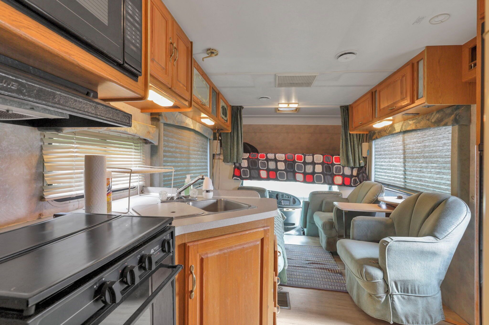 冷蔵庫、電子レンジ、オーブン、コンロ