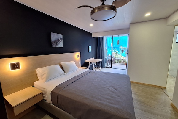 Dobbeltrom – premier, hageutsikt | Safe på rommet, skrivebord og skrivebord for bærbar PC