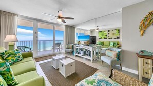 Ein geräumiges Wohnzimmer mit Balkon, Essbereich und Küche.