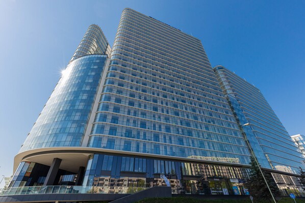 Exterior - Business Apartment Parking by Renters (Warsaw)