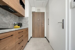 Microwave, espresso maker, coffee/tea maker, electric kettle - Business Apartment Parking by Renters (Warsaw)