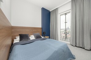 Desk, laptop workspace, free WiFi, bed sheets - Business Apartment Parking by Renters (Warsaw)