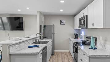 Micro-ondes, four, plaque de cuisson, lave-vaisselle