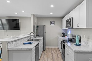 Micro-ondes, four, plaque de cuisson, lave-vaisselle