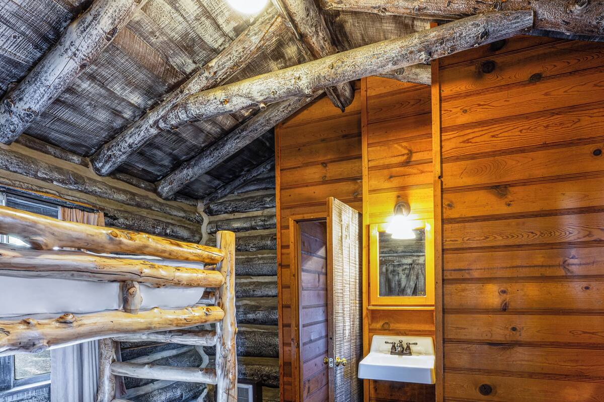 Pioneer Cabin | Iron/ironing board, bed sheets