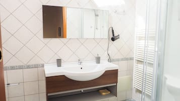 Chuveiro, secador de cabelo, bidê, toalhas de banho