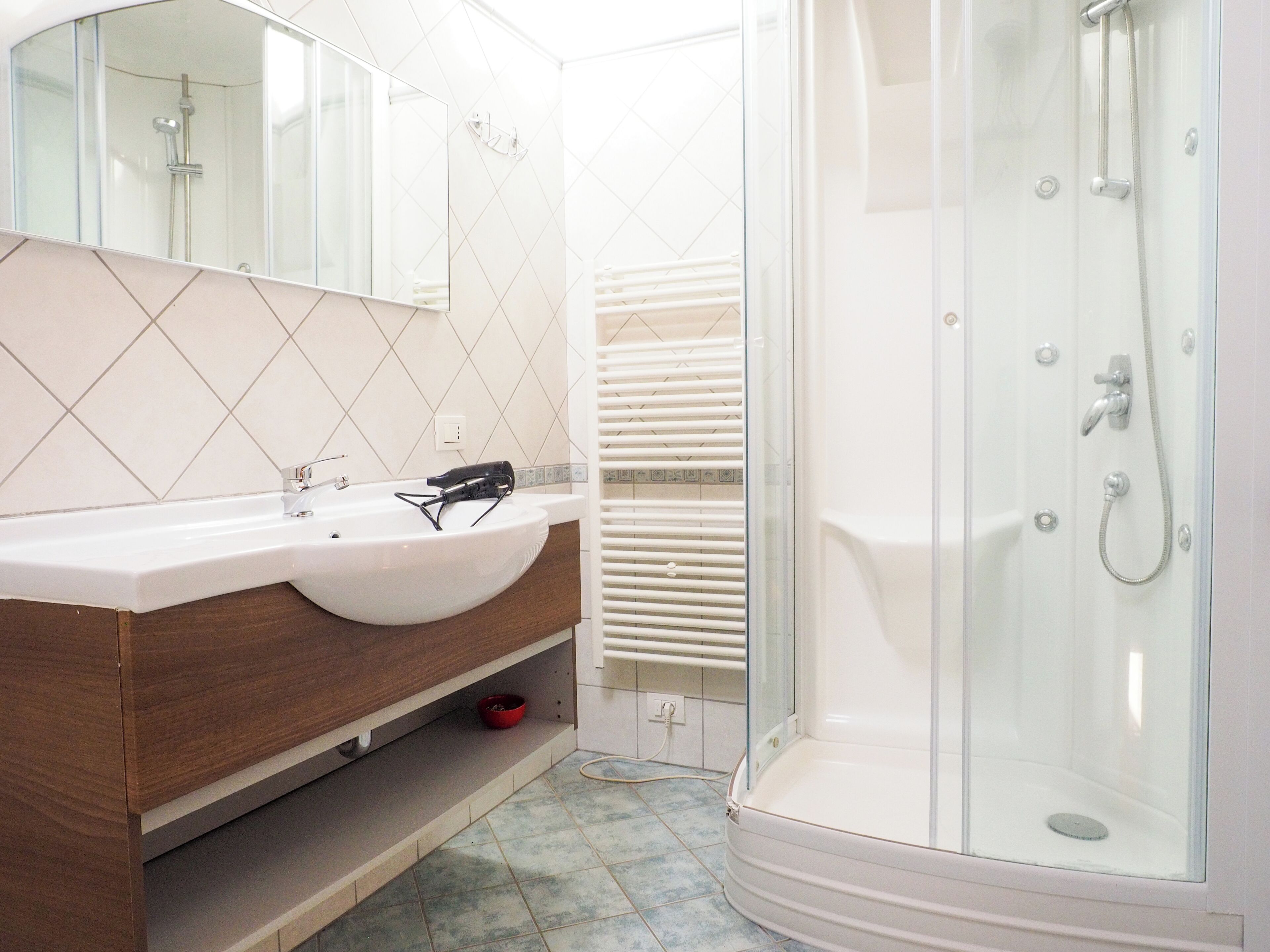 Dusche, Haartrockner, Bidet, Handtücher