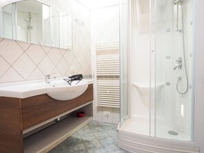 Een douche, een haardroger, een bidet, handdoeken